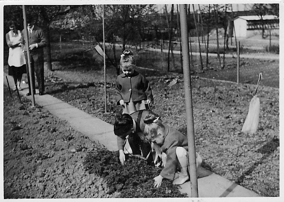 Auf Entdeckungsreise mit meinen Cousinen Helga und Beate. Auf dem Weg meine Mutter und mein Opa.