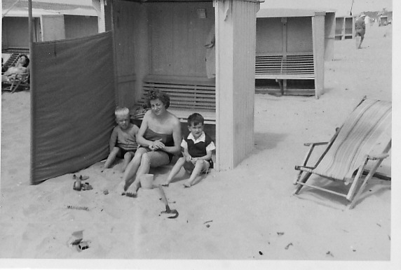 Mit meiner Mutter und meinem Bruder am Strand