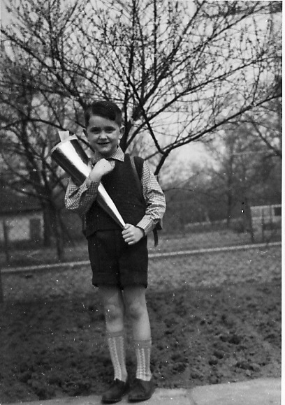 Stolzer Schuljunge am ersten Schultag